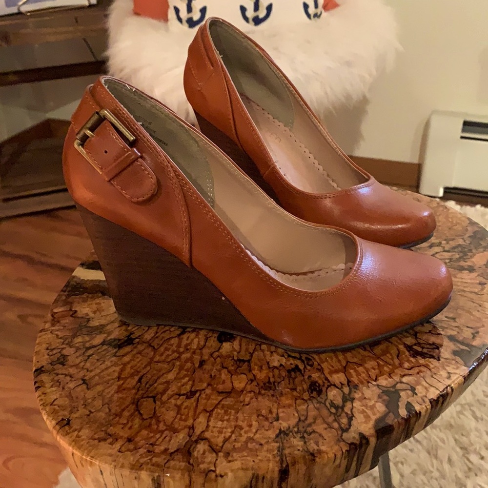 Restricted wedge shoes with buckle